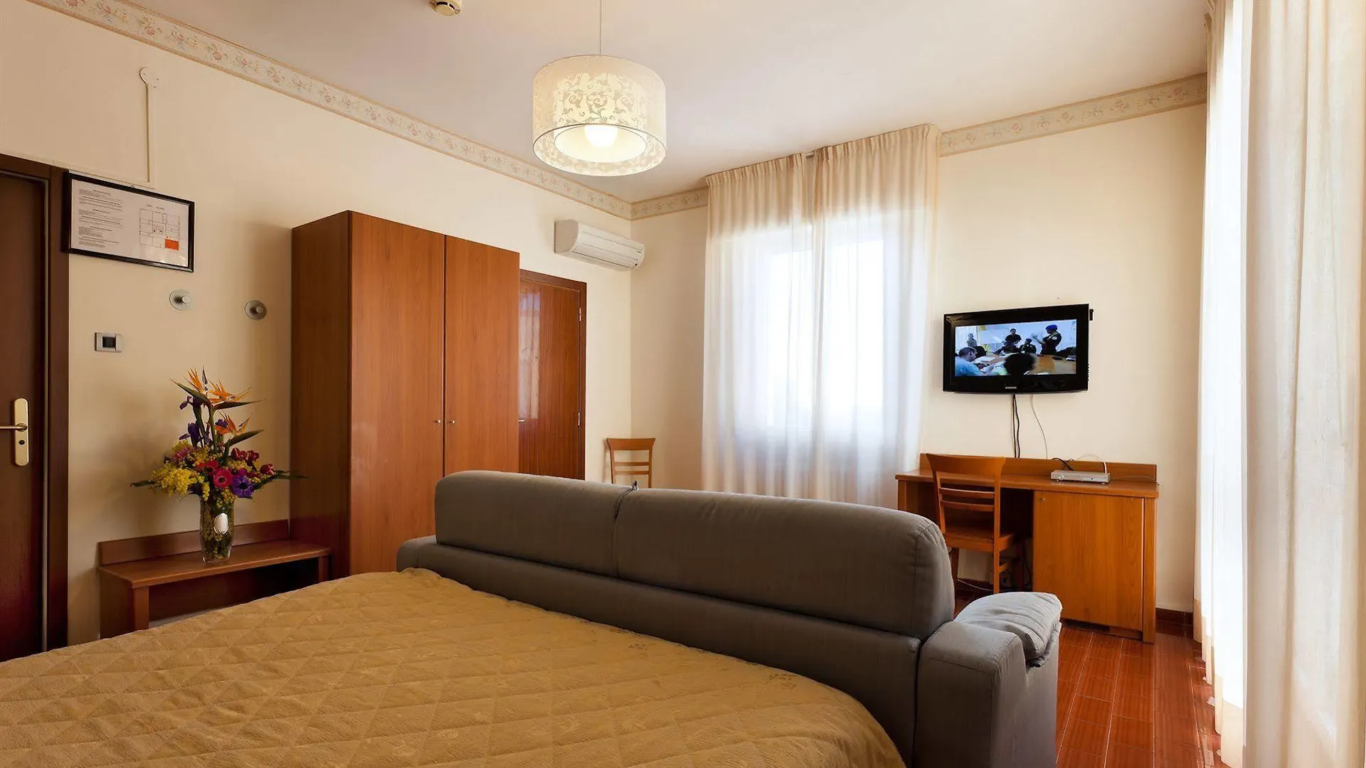 Parking Hotel Giardino Livorno Italien